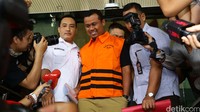 Selain Ojang, KPK juga menahan 2 tersangka lainnya yaitu jaksa di Kejati Jabar, Devyanti Rochaeni; dan Lenih Marliani.