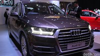 Masih dari tanah Jerman, kini produsen yang berbeda, Audi lewat Audi Q7 nya ikut unjuk gigi sebagai mobil premium. Memiliki mesin V6 dengan modul supercharger FSI,DOHC kapasitas mobil ini mencapai 2.995 cc dan torsi maksimum 440 Nm pada 2900 – 5300 rpm. Foto: Dadan Kuswaraharja