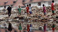 Mereka mencoba mencari barang barang yang masih bisa dipergunakan seperti besi, Jendela dan perabotan rumah tangga lainnya.