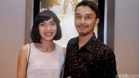 Tampil berdua, Tika dan Dimas tampak happy. Pool/Ismail/detikFoto.