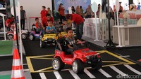 Di Road Safety for Children, anak-anak bermain sekaligus diedukasi mengenai keselamatan berkendara dan tata tertib berlalu-lintas dengan cara yang menyenangkan.