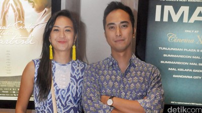 Winky Wiryawan dan Kenes Serasi dengan Warna Biru