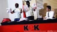Uang tersebut diamankan di dua tempat yang berbeda. Uang Rp 528 juta diamankan dari tangan Devyanti Rochaeni di lantai 4 Kejati Jabar. Sedangkan uang Rp 385 juta diamankan dari tangan Ojang di Subang.