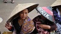 Para petani ini mengatasnamakan Jaringan Masyarakat Peduli Pegunungan Kendeng (JM-PPK).