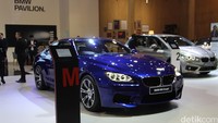 Mobil mahal pertama yang dipajang di IIMS 2016 adalah BMW M6 Coupe. BMW M6 Coupe dibanderol Rp 3.549.000.000. Harga tersebut harga off the road, belum termasuk pajak. Foto: Dadan Kuswaraharja