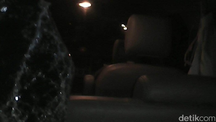 Usai Tabrak Lari, Pria ini Lompat Ke Kali dan Mobilnya Dirusak Warga