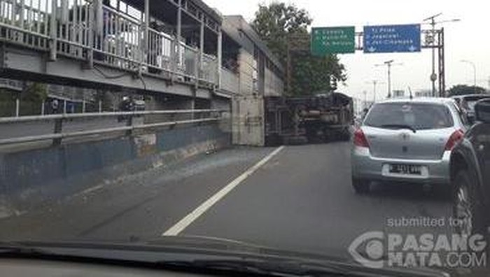 Truk Terguling di Tol Dalam Kota, Awas Macet!