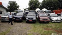 Kendaraan-kendaraan itu terparkir di lahan seluas 3.200 meter.