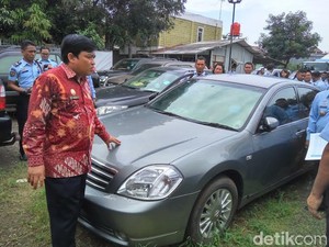 Miris! Mobil Akil Mochtar Dkk Bernilai Miliaran Teronggok Bak Rongsokan