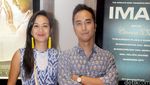 Winky Wiryawan dan Kenes Serasi dengan Warna Biru