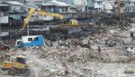 Alat Berat Bersihkan Sisa Puing Kampung Luar Batang