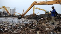 Sejumlah alat berat terus melakukan pengerukan puing bangunan di Sungai Pakin.
