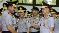 Kapolri Jenderal Badrodin Haiti memberikan selamat kepada Komjen Tito Karnavian.