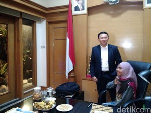 Ahok Tunjukkan Ruang Kerjanya yang Tanpa Sekat Rahasia