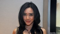Dea tersenyum manis di depan kamera. Pool/Gus Mun/detikFoto.