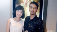 Dimas terlihat mengenakan batik berwarna hitam coklat dan Tika tampil dengan baju lace putih yang dipadukan dengan songket merah. Pool/Ismail/detikFoto.