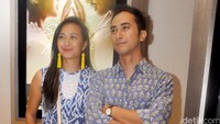 Mereka mengenakan batik berwarna biru dengan celana hitam. Pool/Ismail/detikFoto.