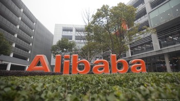 11. Ma meluncurkan Alibaba pada tahun 1999 dengan dana sebesar USD 60.000 yang dikumpulkan dari 18 temannya. Ma mengenalkan Alibaba lewat rapat yang diadakan di apartemennya yang direkam oleh video.