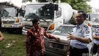 Irjen PAS I Wayan Dusak (kanan) dan Dirjen PP Widodo Eka Tjahjana (kiri) mengunjungi Rupbasan di Cipinang, Jakarta Timur, Selasa (14/4/2016).