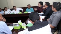 Pertemuan ini untuk mencari solusi terkait penutupan jalan oleh warga menuju lokasi proyek.
