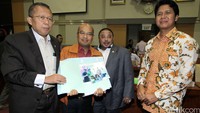 Ketua Komnas HAM M Imdadun Rahmat menyerahkan barang bulkti hasil otopsi kepada Komisi III DPR usai rapat pendapat.