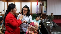 Ketua Umum Persatuan Tuna Netra Indonesia (Pertuni) Aria Indrawati ikut memberi testimoni tentang perilaku industri penerbangan terhadap penyandang disabilitas.