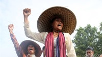 Para petani tersebut menolak rencana pembangunan pabrik semen di Rembang.