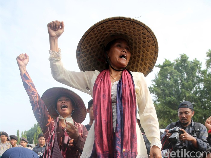 9 perempuan petani asal Rembang Jawa Tengah melakukan aksi membeton kaki di depan Istana Merdeka, Selasa (12/4/2016). Unjukrasa itu terkait penolakan sebagian petani Rembang terhadap rencana pembangunan pabrik semen di kabpuaten tersebut. (Ari Saputra/detikcom)