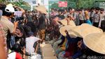 Aksi Membeton Kaki di Depan Istana