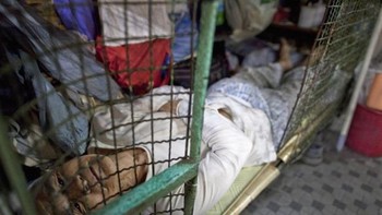 Hanya cukup untuk merebahkan diri dengan kondisi seadanya. Hong Kong memang mengalami masalah kelangkaan rumah. Foto: Getty Images
