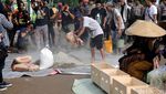 Aksi Membeton Kaki di Depan Istana