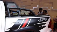 Mobil diperlihatkan di arena IIMS 2016 beberapa waktu lalu. Pengunjung IIMS memperhatikan bagian bak Hilux. Foto: Dadan Kuswaraharja
