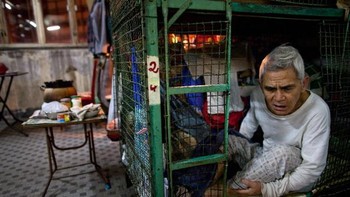 Tempat tinggal yang murah dan pantas susah ditemukan sehingga manula ini harus ikhlas hidup di sini. Foto: Getty Images