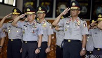 Komjen Tito Karnavian dan 19 perwira tinggi Polri memberikan penghormatan saat mengikuti upacara kenaikan pangkat di Ruang Rapat Utama, Mabes Pori, Jakarta.