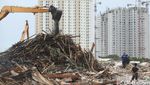 Alat Berat Bersihkan Sisa Puing Kampung Luar Batang