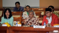 Ketua PP Muhammadiyah Busyro Muqoddas meminta Komisi III harus berani menyelidiki kematian Siyono dan mempertanyaan kepada Kapolri.