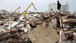 Alat Berat Bersihkan Sisa Puing Kampung Luar Batang