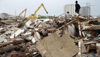 Sebanyak 8 alat berat dikerahkan untuk membersihkan puing-puing bangunan.