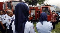 Dirjen PP Widodo Eka Tjahjana menunjukkan beberapa mobil pemadam kebakaran di Rupbasan di Cipinang, Jakarta Timur.