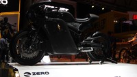 Motor ini aslinya adalah Zero tipe SR. Zero Black Stealth Edition ini mengalami modifikasi di seluruh bagian motor. Foto: Dadan Kuswaraharja