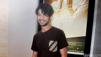 Reza Rahadian tampak lebih kurus pasca dirawat di rumah sakit karena sakit tifus. Pool/Ismail/detikFoto.