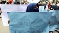 Dalam aksinya mereka membawa spanduk dan poster berisikan tuntutan mereka.