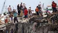 Tampak sejumlah warga mengais sisa-sisa besi bekas bangunan di kawasan Pasar Ikan Luar Batang, Selasa (12/04/2016).