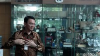 Ahok memasuki gedung KPK.