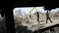 Aparat gabungan yang terdiri dari TNI, Polri dan Pemda disiagakan untuk mengamankan jalannya bersih-bersih.