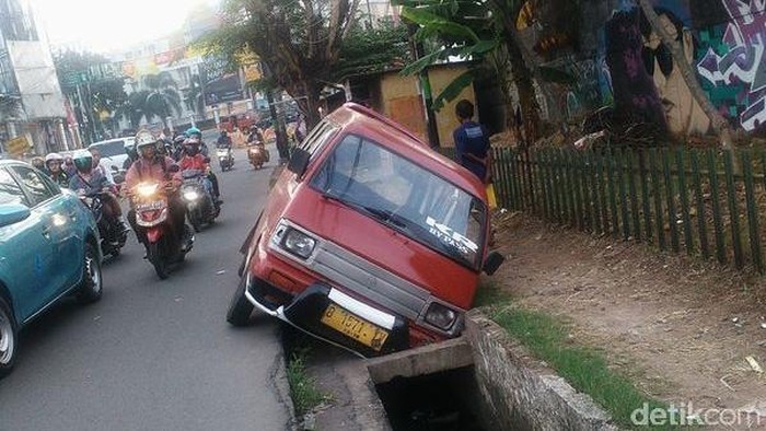 Ada Angkot Masuk Parit di Pondok Gede, Sopir Diduga Mengantuk