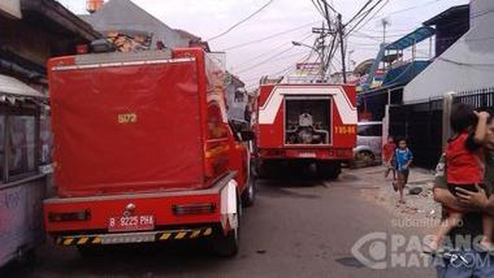 Warga Cipinang Histeris Melihat Rumahnya Ludes Dilalap Api