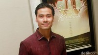 Chicco tampil dalam balutan setelan berwarna merah marun dipadu sepatu bermotif tenun dengan warna senada. Pool/Gus Mun/detikFoto.