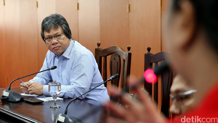 Anggota Ombudsman Alvin Lie saat menerima pengaduan penyandang disabilitas di gedung Ombudsman RI di Jakarta, Selasa (12/4/2016).