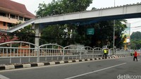 Pembangunan tersebut guna memberikan keamanan dan kenyamanan bagi pengguna pejalan kaki.